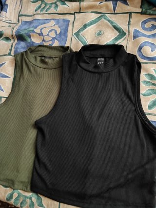 Top tirantes Shein negro y verde militar
