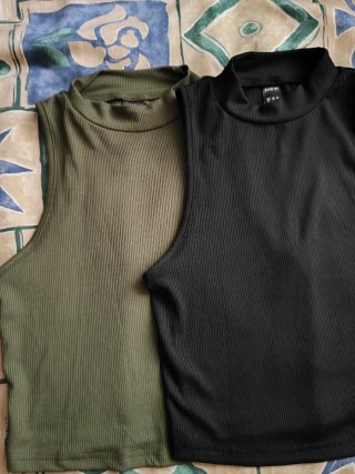 Top tirantes Shein negro y verde militar