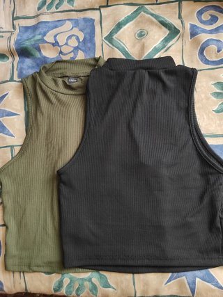 Top tirantes Shein negro y verde militar
