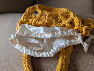 Bolso Guess tejido amarillo y blanco