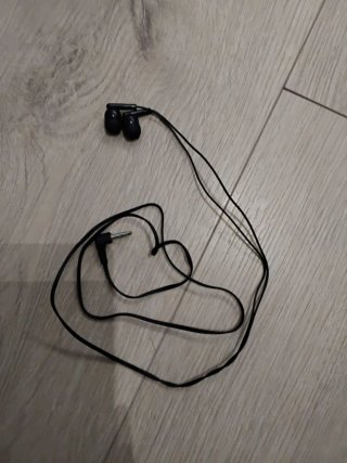 Cascos negros con cable