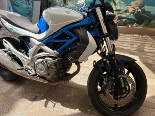 Suzuki Gladius 650 Naked Azul/Blanco