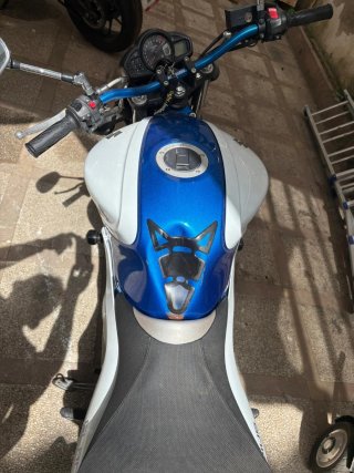Suzuki Gladius 650 Naked Azul/Blanco