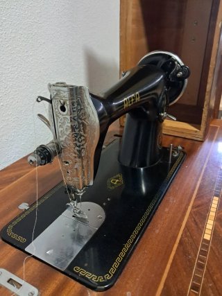 Máquina de coser Alfa de madera y metal