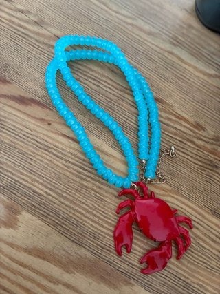 Collar verano colgante cangrejo azul y rojo