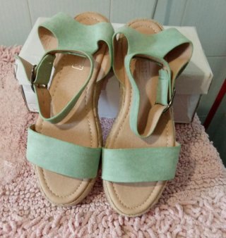 Sandalias verdes cuña