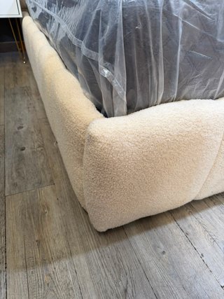 Cama canapé tapizada con cabecero