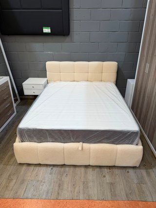 Cama canapé tapizada con cabecero