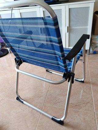 Silla de playa plegable azul y plateada