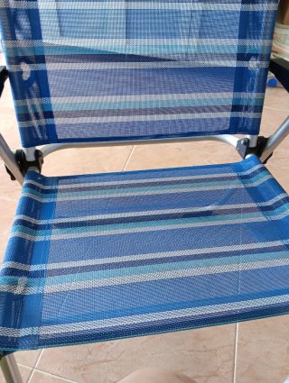 Silla de playa plegable azul y plateada