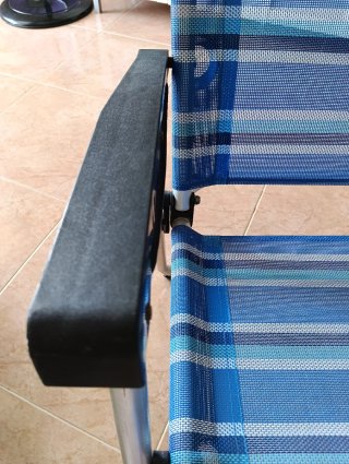 Silla de playa plegable azul y plateada