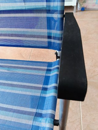 Silla de playa plegable azul y plateada