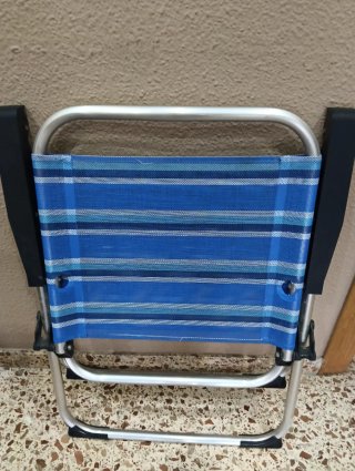 Silla de playa plegable azul y plateada