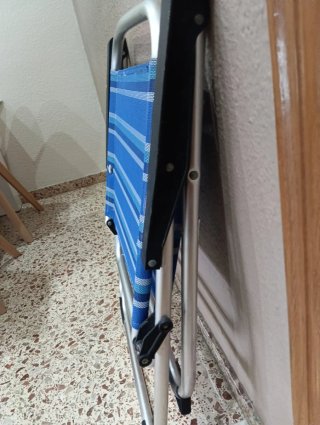 Silla de playa plegable azul y plateada