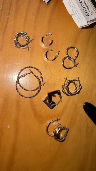 7 pares de pendientes plateados