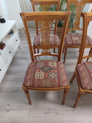 Sillas y butacas de madera y tela