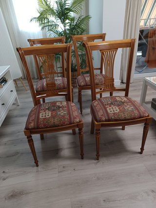 Sillas y butacas de madera y tela