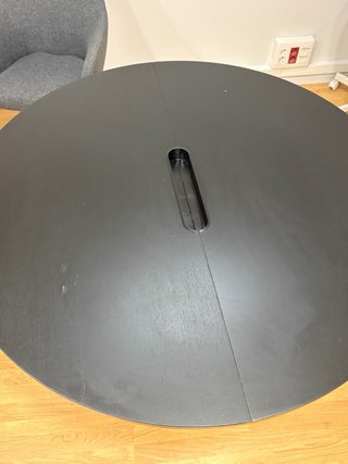 Mesa redonda de madera negra