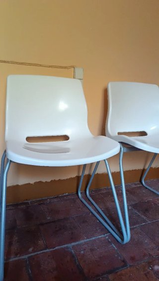 2 Sillas Ikea Plástico y Metal Blancas