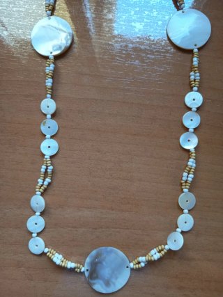 Collar cuentas blancas