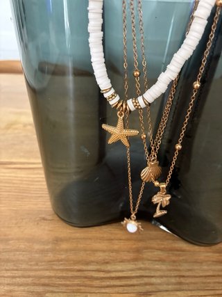 Collar veraniego con colgantes dorados