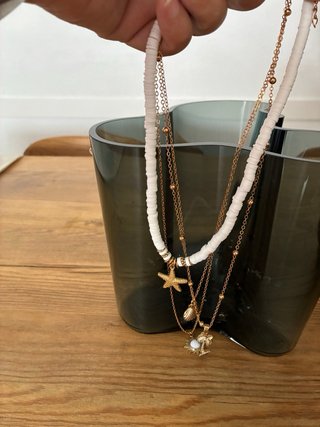 Collar veraniego con colgantes dorados