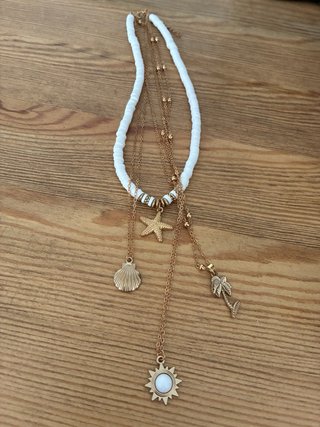 Collar veraniego con colgantes dorados