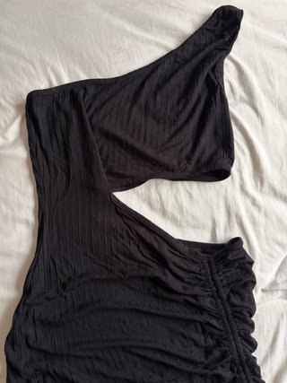 Vestido negro asimétrico con fruncido