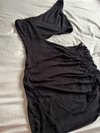 Vestido negro asimétrico con fruncido