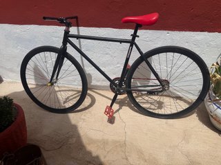 Bicicleta Fixie Negra con Sillín Rojo