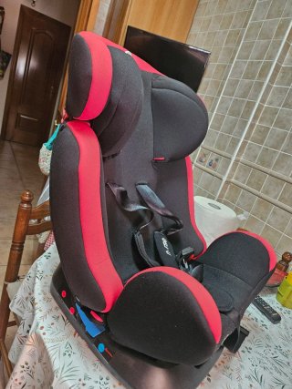 Silla de coche para bebé negra y roja