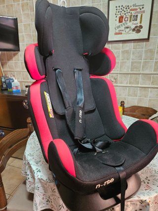 Silla de coche para bebé negra y roja