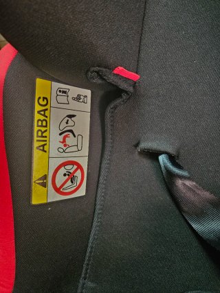 Silla de coche para bebé negra y roja