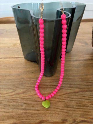 Collar de cuentas rosa con corazón verde