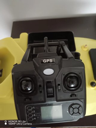 Barco cebador con GPS