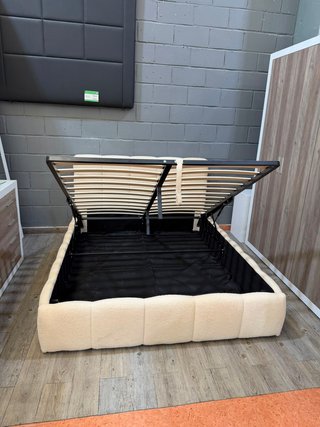 Cama tapizada beige con cabecero