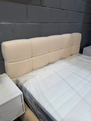 Cama tapizada beige con cabecero