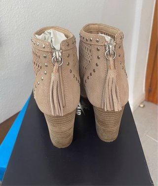 Botines Beige con Tachuelas y Flecos