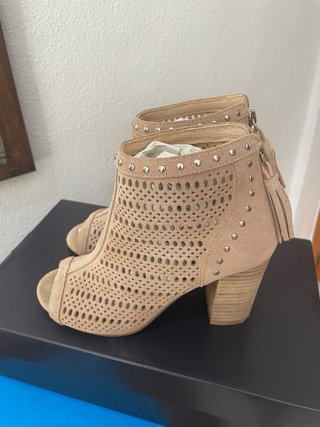 Botines Beige con Tachuelas y Flecos