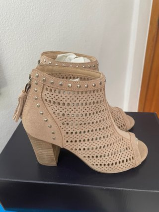 Botines Beige con Tachuelas y Flecos