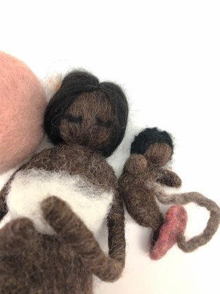Muñeca artística embarazada con balón