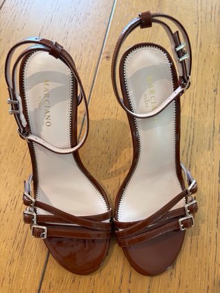 Tacones Marciano by Guess Marrones