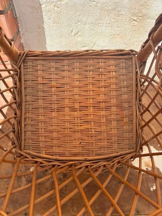 Silla antigua de mimbre para niño