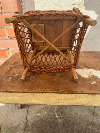 Silla antigua de mimbre para niño