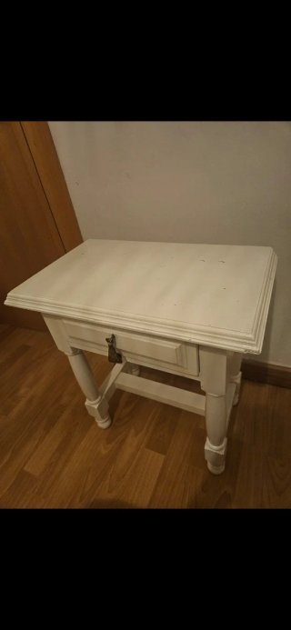 Mesita de noche blanca