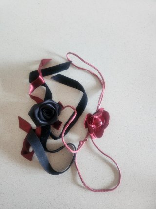 N. 2 Girocolli con rose nere e rosse