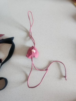 N. 2 Girocolli con rose nere e rosse