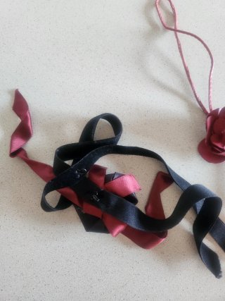 N. 2 Girocolli con rose nere e rosse