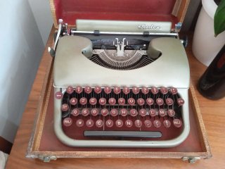 Antigua maquina de escribir con maletín portatil