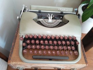 Antigua maquina de escribir con maletín portatil